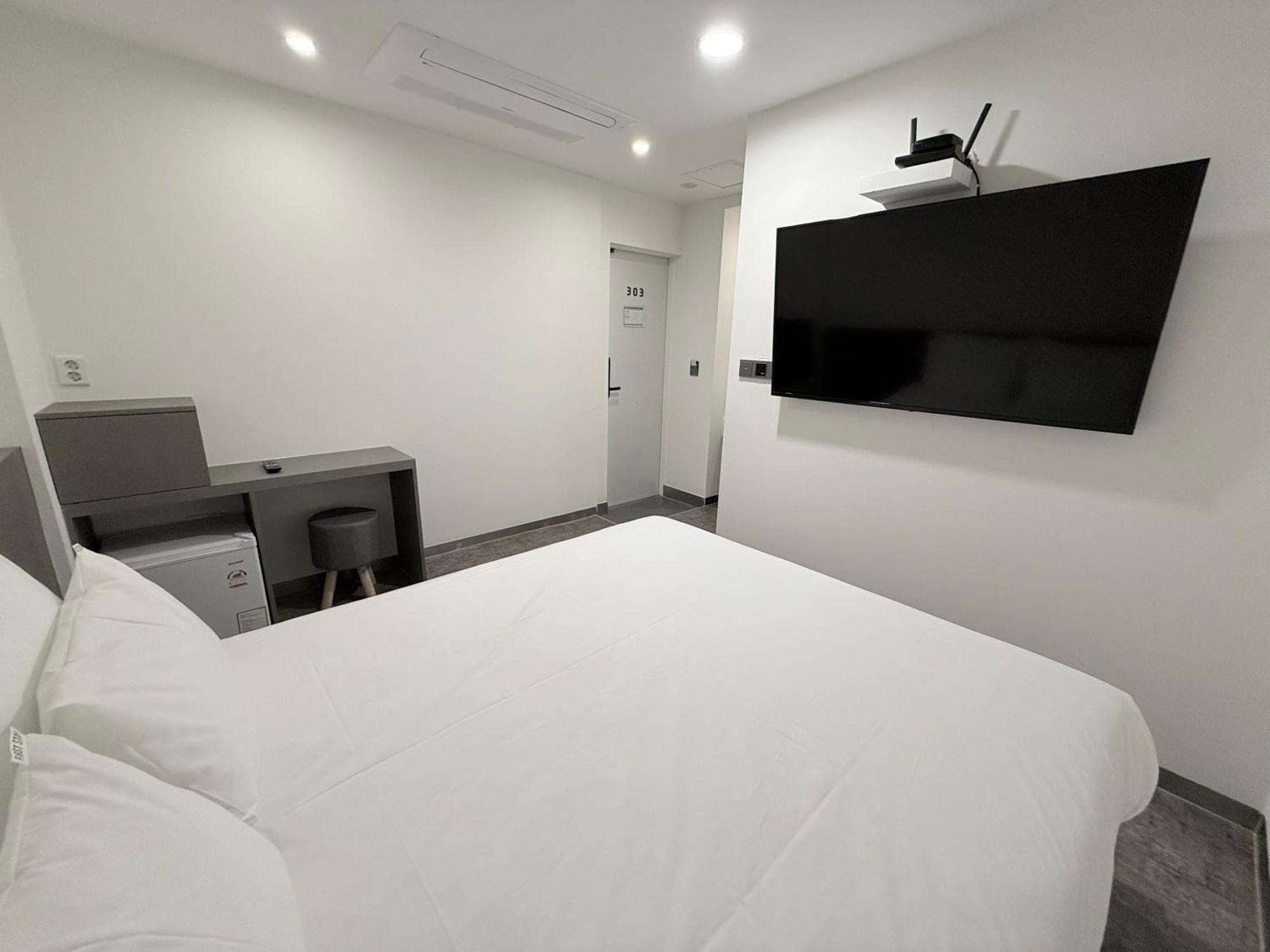 Hotel Firststay Hongdae Seoul Exterior photo